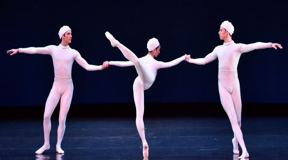 28일(현지시간) 호주 시드니의 오페라 하우스에서 호주 발레단 ‘더 드림’(The Dream) 단원들이 프레드릭 애쉬튼의 안무로 구성된 ‘모노톤즈 II’의 드레스 리허설을 하고 있다. 이 공연은 29일부터 다음달 16일까지 진행된다. ⓒAFPBBNews=News1