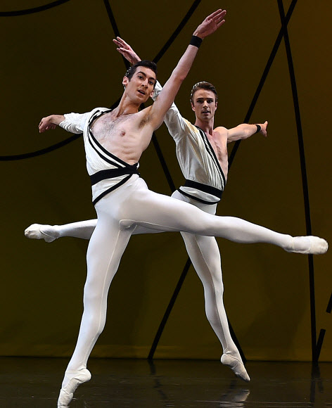 28일(현지시간) 호주 시드니의 오페라 하우스에서 호주 발레단 ‘더 드림’(The Dream) 단원들이 프레드릭 애쉬튼의 안무로 구성된 ‘모노톤즈 II’의 드레스 리허설을 하고 있다. 이 공연은 29일부터 다음달 16일까지 진행된다. ⓒAFPBBNews=News1