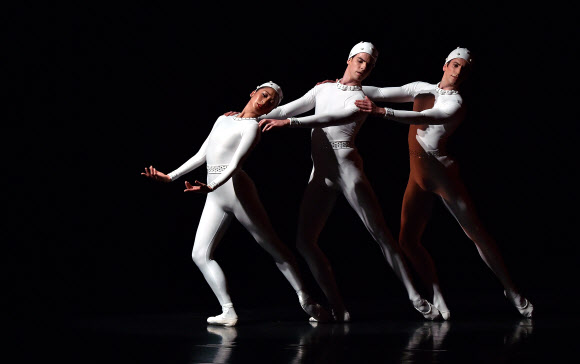 28일(현지시간) 호주 시드니의 오페라 하우스에서 호주 발레단 ‘더 드림’(The Dream) 단원들이 프레드릭 애쉬튼의 안무로 구성된 ‘모노톤즈 II’의 드레스 리허설을 하고 있다. 이 공연은 29일부터 다음달 16일까지 진행된다. ⓒAFPBBNews=News1