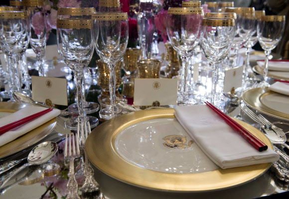 오바마 아베 공식 만찬에 사용된 카일루아 블루 식기세트 ⓒAFPBBNews=News1