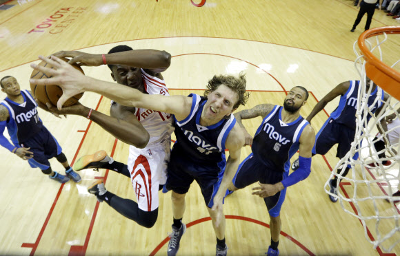 28일(현지시간) 미국 휴스턴의 도요타 센터에서 열린 2014-2015 NBA 서부콘퍼런스 8강 플레이오프 5차전에서 휴스턴 로키츠의 클린트 카펠라(왼쪽)가 덩크슛을 시도하고 있다. ⓒAP/뉴시스