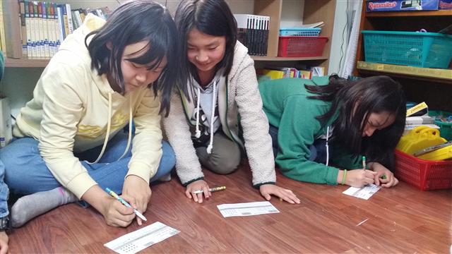 28일 꿈틀자유학교에서 노동인권 교육 수업이 끝난 뒤 학생들이 강의 평가서를 쓰고 있다.