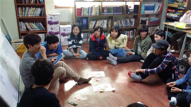 28일 경기 의정부시 용현동 꿈틀자유학교에서 학생들이 연장근로수당에 대해 설명을 듣고 있다.