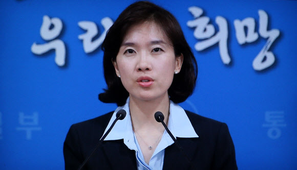 박수진 통일부 부대변인이 1일 오전 정부서울청사에서 지방자치단체의 남북 사회·문화교류와 인도적 지원 사업을 폭넓게 허용하고 민간교류 사업에 대한 남북협력기금 지원을 늘리는 것을 골자로 한 남북 민간교류 확대 방안을 발표하고 있다.    정부서울청사TV기자실 제공