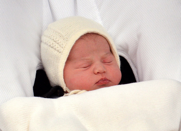 영국 윌리엄 왕세손의 부인 케이트 미들턴 왕세손빈이 2일(현지시간) 영국 런던의 세인트 메리 병원에서 딸을 출산한 후 10시간 만에 병원을 떠나고 있다. 영국 왕실은 3.71㎏으로 태어난 공주가 단숨에 왕위계승 서열 4위로 올라섰다고 밝혔다. ⓒAFPBBNews=News1