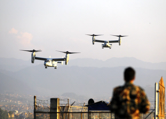 네팔 대지진의 구호를 위해 트리부반 국제공항에 착륙하는 미 해병대의 오스프리 헬기