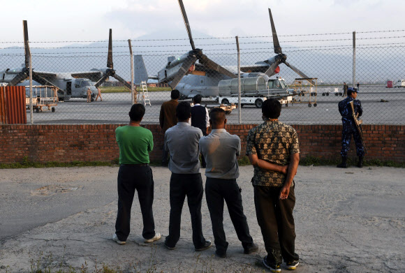 네팔 대지진의 구호를 위해 트리부반 국제공항에 착륙한 미 해병대의 오스프리 헬기