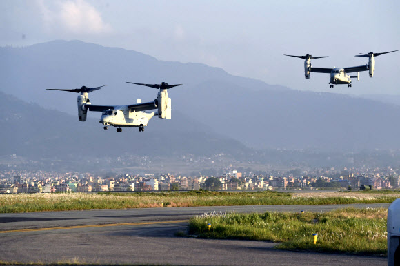 네팔 대지진의 구호를 위해 트리부반 국제공항에 착륙하는 미 해병대의 오스프리 헬기