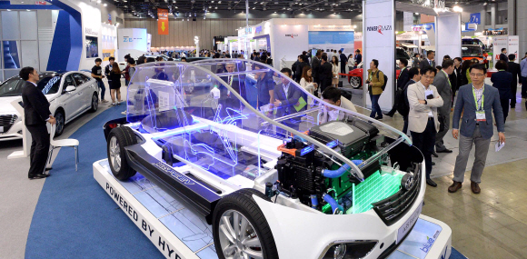 4일 경기 고양시 킨텍스에서 열린 제28회 세계전기자동차 학술대회 및 전시회에 현대차의 전기차인 ix35 모델이 전시돼 있다. 이언탁 기자 utl@seoul.co.kr 