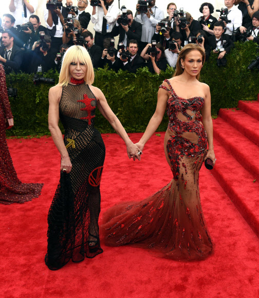  도나텔라 베르사체와 제니퍼 로페즈(Donatella Versace and Jennifer Lopez)