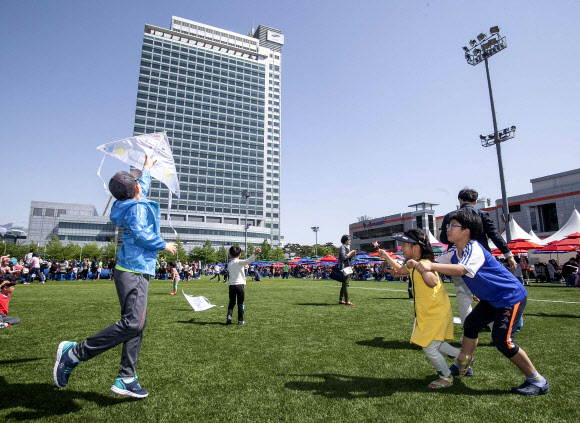 삼성은 가정의 달을 맞아 24개 계열사의 사업장이 있는 49개 지역에서 삼성 임직원 및 가족 25만명, 지역주민 15만명이 참여하는 ’지역 자원봉사축제’를 연다고 6일 밝혔다. 축제 기간 삼성은 사업장 개방, 어려운 이웃을 위한 자원봉사, 농촌 자매마을 일손 돕기 등 3대 프로그램을 운영한다. 사진은 지난 5일 어린이날을 맞아 개방된 삼성전자 수원사업장 모습.  삼성 제공