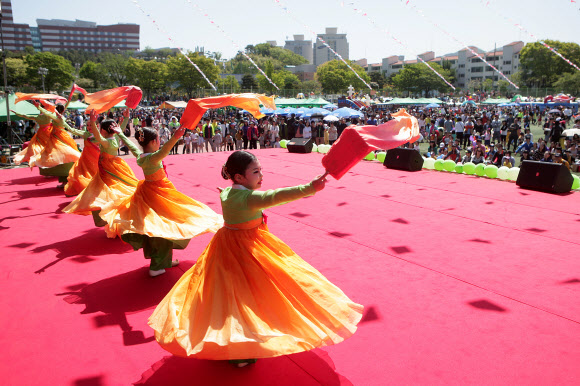 삼성은 가정의 달을 맞아 24개 계열사의 사업장이 있는 49개 지역에서 삼성 임직원 및 가족 25만명, 지역주민 15만명이 참여하는 ’지역 자원봉사축제’를 연다고 6일 밝혔다. 축제 기간 삼성은 사업장 개방, 어려운 이웃을 위한 자원봉사, 농촌 자매마을 일손 돕기 등 3대 프로그램을 운영한다. 사진은 지난 5일 어린이날을 맞아 개방된 경남 거제 삼성중공업 모습.  삼성 제공