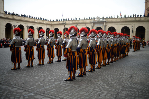 [포토] 새로 뽑힌 바티칸의 스위스 근위병들