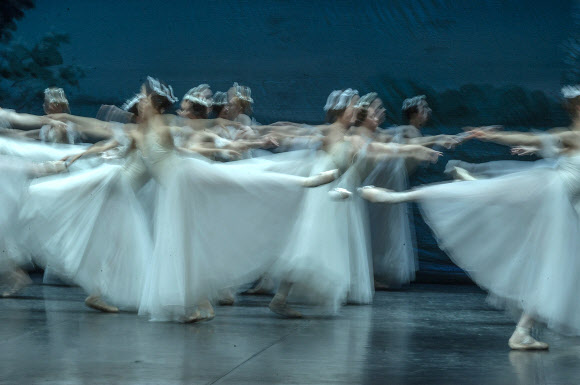 6일(현지시간) 남아공 요하네스버그에 위치한 세인트피터스버그 발레극장에서 발레 <지젤>(Giselle)의 드레스 리허설이 진행되고 있다.  ⓒAFPBBNews=News1