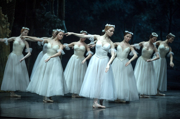 6일(현지시간) 남아공 요하네스버그에 위치한 세인트피터스버그 발레극장에서 발레 <지젤>(Giselle)의 드레스 리허설이 진행되고 있다.  ⓒAFPBBNews=News1