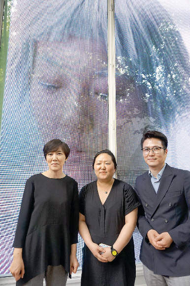 한국관에서 선보인 ‘축지법과 비행술’의 작가 문경원(왼쪽)과 전준호, 가운데는 이숙경 커미셔너. 