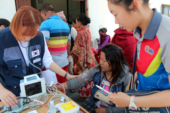 네팔 환자 돌보는 한국 의료팀