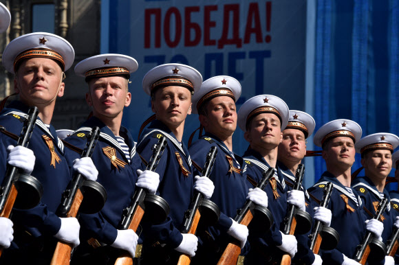 7일 러시아 모스크바에서 전승기념일 퍼레이드 리허설 중인 러시아 해군 ⓒAFPBBNews=News1
