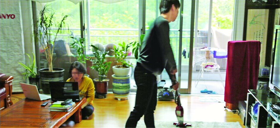 주말을 맞아 자신의 ‘몫’으로 할당된 집안 청소를 하는 맞벌이 남성. 맞벌남과 외벌남이 가사에 투자하는 시간은 1시간 남짓으로 별 차이가 없다. 이호정 기자 hojeong@seoul.co.kr
