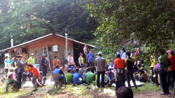 손학규 칩거 강진 토담집 북적