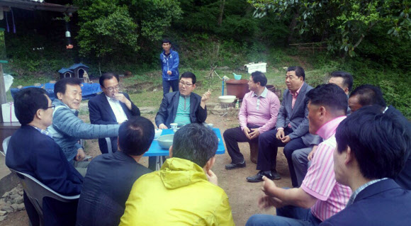 손학규 칩거 강진 토담집 북적