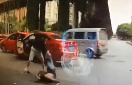 지난 3일 중국 쓰촨성 청두에서 한 여성 운전자가 남성 운전자에게 무자비하게 폭행당하는 모습. 중국에서는 차량 주행중 폭력 시비가 자주 일어난다. 바이두 캡처