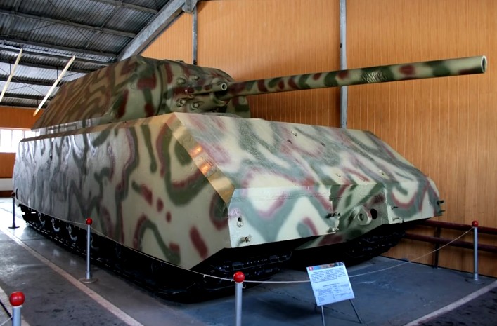 러시아 모스크바 인근에 있는 쿠빙카 전차박물관에 전시된 독일의 ‘마우스 전차’. 200mm의 두꺼운 전면장갑을 자랑했지만, 188t의 거대한 무게 때문에 최대 시속 20km의 느림보 전차로 전락했습니다. 유튜브 영상캡쳐