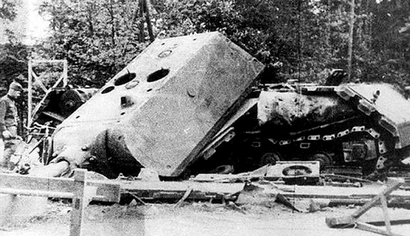 독일은 마우스 전차를 어렵게 개발한 뒤 제대로 사용해보지도 못하고 스스로 폭파시켰습니다. 소련이 이 기괴한 괴물을 노획해 수리한 뒤 전시한거죠. 유튜브 영상캡쳐