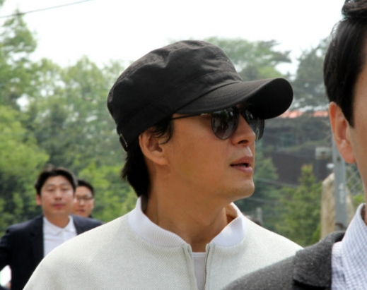 배우 배용준이 12일 오후 같은 소속사 김현중의 입대를 배웅하고 경기도 고양시 육군 30사단 신병교육대 입영 행사장을 빠져 나오고 있다.<br>연합뉴스