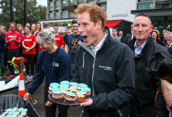 영국 해리 왕자가 12일 뉴질랜드 크라이스트처치에 위치한 캔터베리 대학교의 학군단을 방문, 학생들로부터 받은 컵케이크를 들고 놀란 표정을 짓고 있다. 해리 왕자는 지난 9일 일주일간의 방문을 위해 뉴질랜드에 도착했다.  ⓒAFPBBNews=News1
