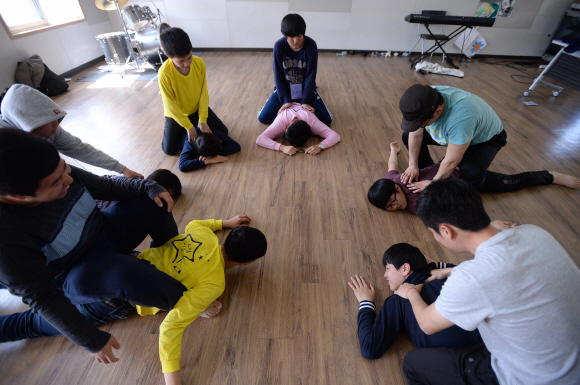 스마트폰 중독 청소년들이 지난 4일 전북 무주군 국립청소년 인터넷드림마을에서 열린 ‘디지털 디톡스’ 프로그램에서 즐거운 표정으로 무용과 마임을 즐기고 있다.  무주 이언탁 기자 utl@seoul.co.kr