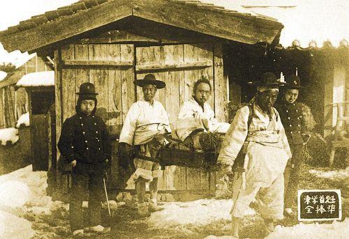 1894년 12월 전라도 순창에서 체포된 뒤 서울로 압송되는 녹두장군 전봉준(1854-1895). 부상으로 다리를 쓰지 못해 들것에 실려 가고 있다. 전봉준은 1894년 1월 폭정만 일삼는 고부군수 조병갑을 벌하기 위해 1000여명의 동학농민군을 이끌고 봉기했다. 서울신문 포토라이브러리
