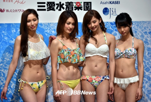 모델 모모코 요코마치(왼쪽부터), 세이라 미야자와, 아야 미야자와 그리고 하루카 야마시타가 12일(현지시간) 도쿄에서 세계적인 규모의 일본 의류기업 와코루의 수영복 브랜드 산-아이(San-ai)의 최근 수영복 콜렉션을 선보이고 있다.<br>ⓒ AFPBBNews=News1