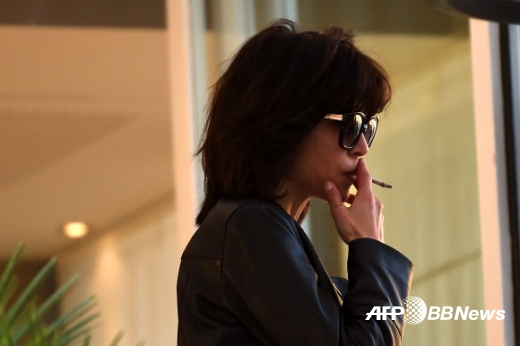 칸 국제영화제 심사위원으로 위촉된 프랑스 영화배우 소피 마르소가 영화제 개막을 하루 앞둔 12일(현지시간) 그랜드 하야트 칸 호텔에 도착해 발코니에서 담배를 태우고 있다. <br>ⓒAFPBBNews=News1