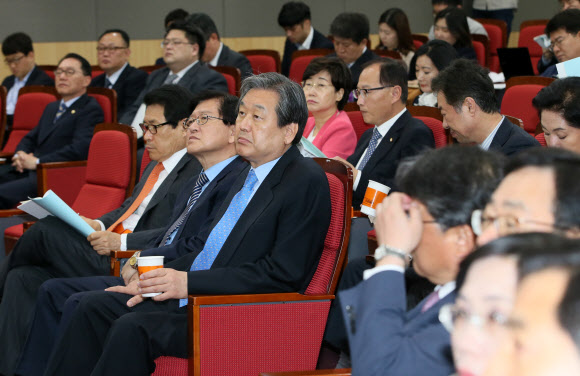 공무원연금 개혁 토론회에 붐비는 새누리당