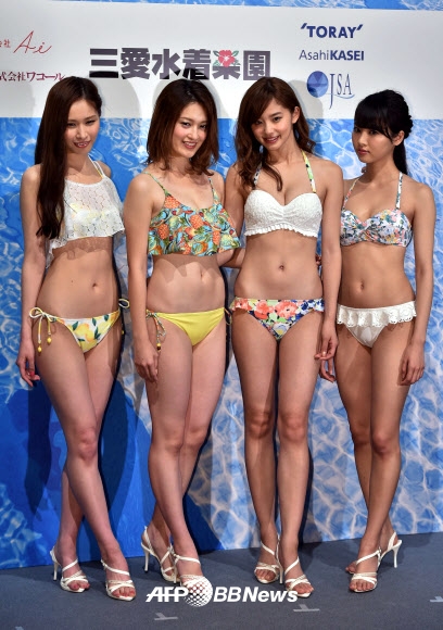 모델 모모코 요코마치(왼쪽부터), 세이라 미야자와, 아야 미야자와 그리고 하루카 야마시타가 12일(현지시간) 도쿄에서 세계적인 규모의 일본 의류기업 와코루의 수영복 브랜드 산-아이(San-ai)의 최근 수영복 콜렉션을 선보이고 있다.<br>ⓒ AFPBBNews=News1