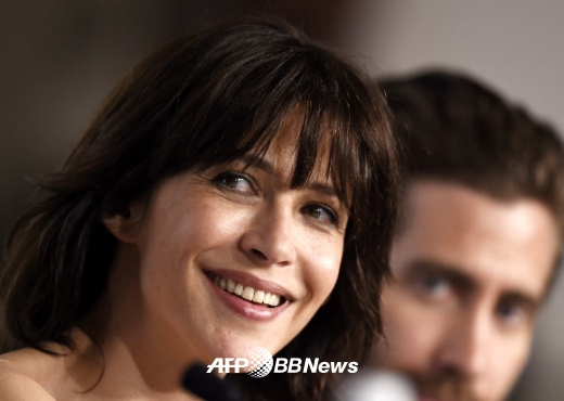 13일(현지시간) 배우 소피 마르소가 ‘제68회 칸영화제’ 개막에 앞서 열린 기자회견 도중 미소를 짓고 있다. 제68회 칸영화제는 13일(현지시간) 개막식을 시작으로 총 12일 간의 행사가 이어지며 오는 24일 폐막식과 함께 각 부문 수상자를 발표한다.<br>ⓒ AFPBBNews=News1