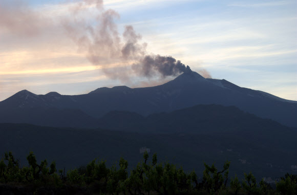 이탈리아 시칠리아 섬 카타니아 인근 에트나 화산에서 13일(현지시간) 연기가 뿜어져 나오고 있다. AP/뉴시스