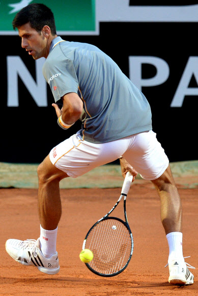 14일(현지시간) 이탈리아 로마의 포로 이탈리코 스타디움에서 열린 남자프로테니스(ATP) 투어 이탈리아 로마 오픈에서 세르비아의 노작 조코비치가 브라질의 토마스 벨루치의 공을 되받아치고 있다. ⓒAFPBBNews=News1