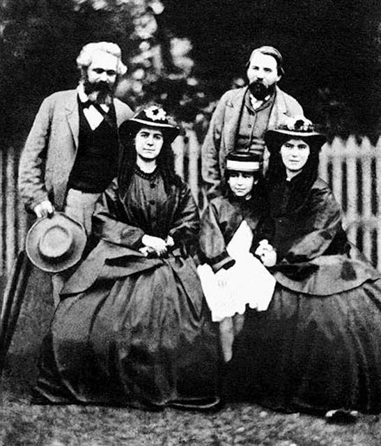 카를 마르크스(뒷줄 왼쪽)와 프리드리히 엥겔스, 그리고 마르크스의 딸들인 예니헨(아래 왼쪽부터), 엘레아노어, 라우라. 1864년에 촬영됐다. 