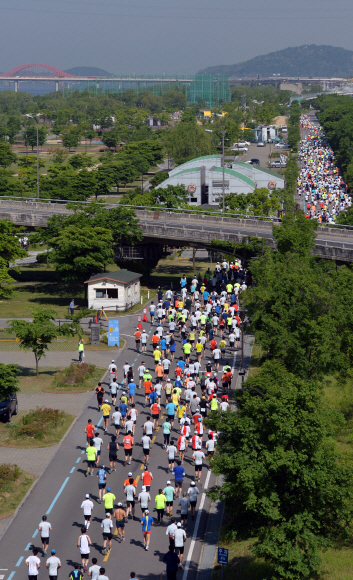 16일 오전 9시 서울 마포구 상암동 월드컵공원 평화의 광장에서 열린 제14회 서울신문 하프마라톤 . 정연호 기자 tpgod@seoul.co.kr