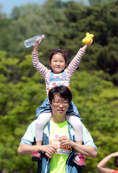 16일 서울 상암동 월드컵공원에서 열린 제 14회 서울신문 하프마라톤 대회에 참가한 선수들이 레이스를 펼치고 있다. 정연호 기자tpgod@seoul.co.kr