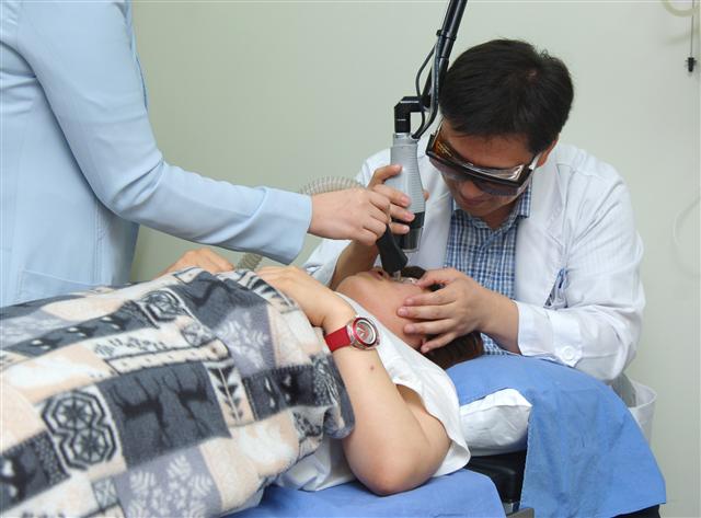 서울의 한 병원에서 레이저를 이용해 피부암을 치료하는 모습. 피부암은 자각증상이 없어 조기 치료 시기를 놓친 뒤 병원을 찾는 경우가 많아 주의해야 한다. 서울신문 포토라이브러리