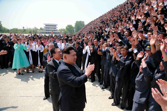 북한 김정은, 청년미풍선구자대회 참가자와 기념사진