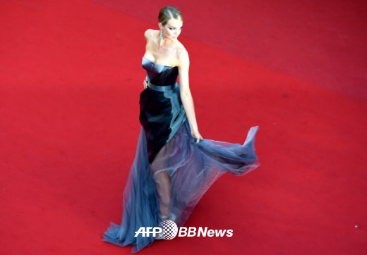 미국 모델 린제이 엘링슨이 17일(현지시간) 프랑스 칸에서 열리고 있는 ‘제68회 칸영화제’에 참석해 레드 카펫 위를 걷고 있다. <br>ⓒ AFPBBNews=News1