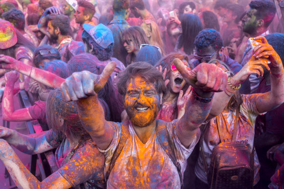 17일(현지시간) 터키 이스탄불 컬러 페스티벌에 참석한 사람들이 포즈를 취하고 있다. ⓒAFPBBNews=News1