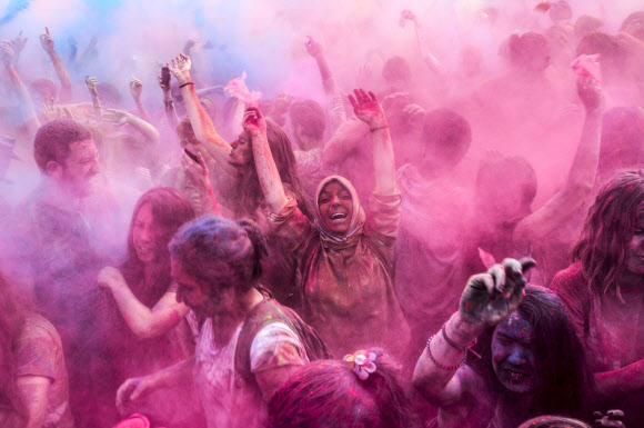 17일(현지시간) 터키 이스탄불 컬러 페스티벌에 참석한 사람들이 포즈를 취하고 있다. ⓒAFPBBNews=News1