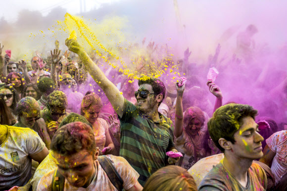 17일(현지시간) 터키 이스탄불 컬러 페스티벌에 참석한 사람들이 포즈를 취하고 있다. ⓒAFPBBNews=News1