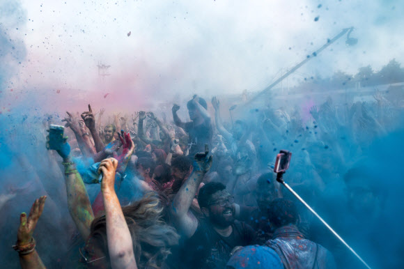 17일(현지시간) 터키 이스탄불 컬러 페스티벌에 참석한 사람들이 포즈를 취하고 있다. ⓒAFPBBNews=News1