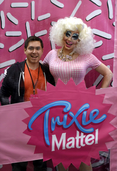 17일(현지시간) 미국 캘리포니아 로스앤젤레스(LA) 컨벤션 센터에서 열린 여장남자 행사 참석자가 팬과 함께 포즈를 취하고 있다.  ⓒAFPBBNews=News1